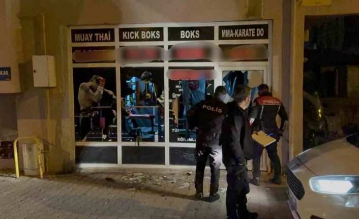13 yaşındaki kız çocuğuna taciz iddiasıyla spor salonunun camlarını kırdılar