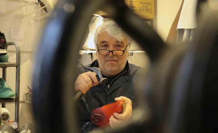 38 yıldır ilmek ilmek işleyerek mesleğini yaşatmaya çalışıyor