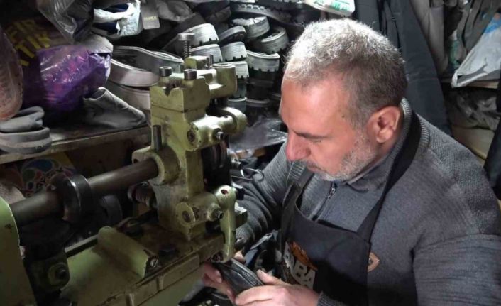 5 metrekarelik dükkanında 30 yıldır ayakkabı tamir ediyor