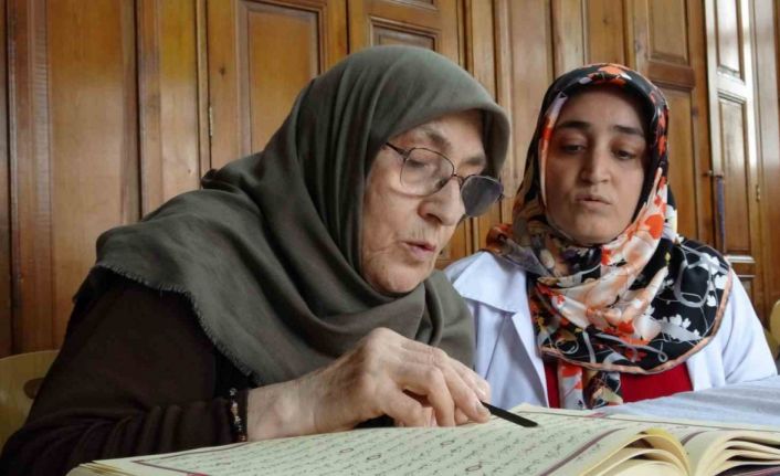 75 yaşındaki Fatma teyzenin Kur’an-ı Kerim öğrenme azmi