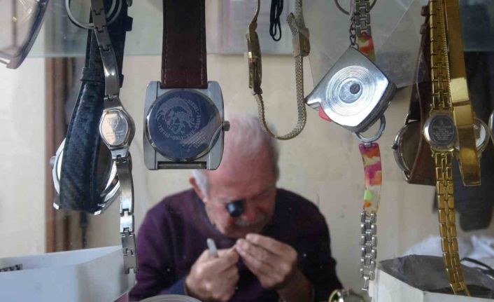 76 yaşındaki saat ustası, 61 yıldır zamana ayar veriyor