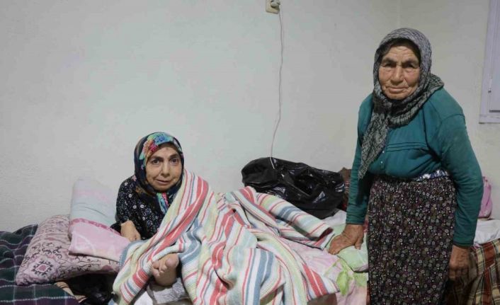 80 yaşındaki anne, 61 yaşındaki bedensel engelli kızına ömrünü adadı