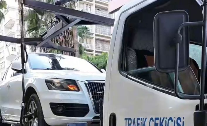 Adana’da engelli park yerlerine araçlarını koyan sürücülere ceza kesildi