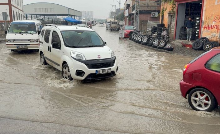 Adana’da yağmur hayatı olumsuz etkiledi: Semt pazarı göle döndü