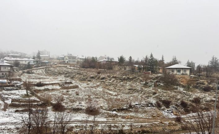 Adana’nın yüksek kesimlerine kar yağdı