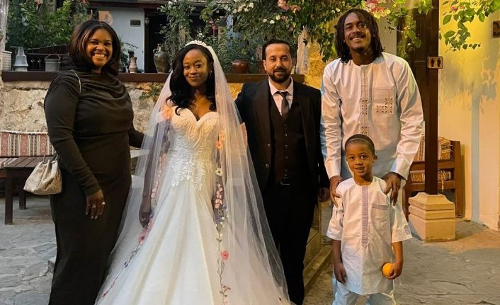 Adana’ya Afrikalı gelin: Düğün, Türk geleneklerine göre gerçekleştirildi renkli görüntüler ortaya çıktı