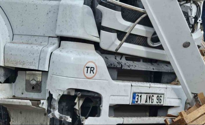 Adilcevaz’da tavuk eti yüklü tır kaza yaptı: Sürücü yaralandı, tavuklar çevreye dağıldı