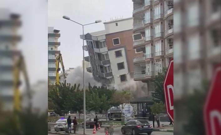 Ağır hasarlı bina yıkım sırasında korna sesiyle yerle bir oldu, facianın eşiğinden dönüldü