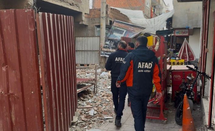 Ağır hasarlı binayı yıkarken molozların altında kaldı