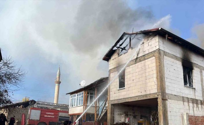 Ahırdaki 6 büyük ve 40 küçükbaş hayvan yangında son anda kurtarıldı