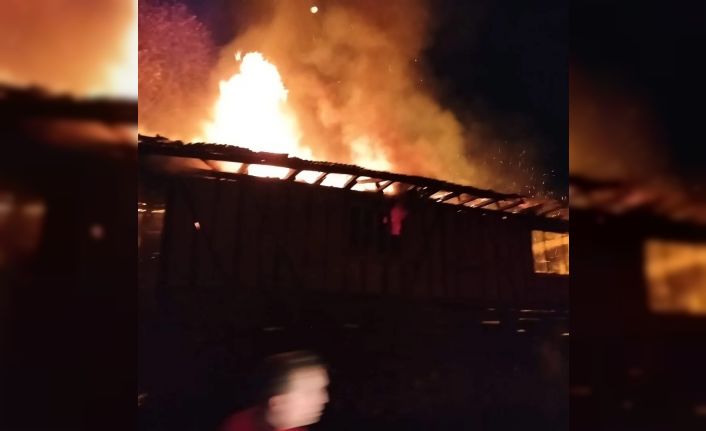 Ahşap ev alev alev yandı