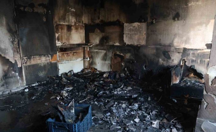 Ailecek gezmeye gitmişlerdi, eve geldiklerinde kullanılacak eşya kalmayan mutfakla karşılaştılar