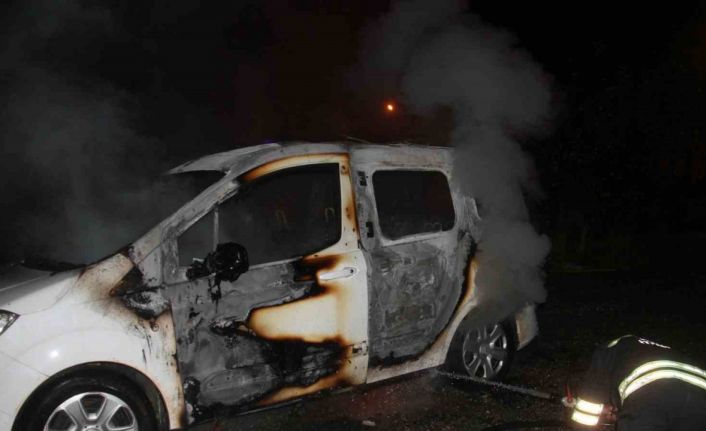 Ailesine kızıp aracını yaktı