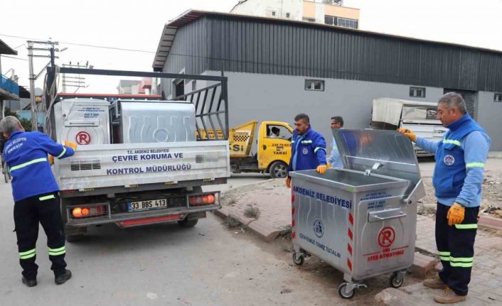Akdeniz Belediyesi yeni çöp konteynerini mahallelere yerleştiriyor
