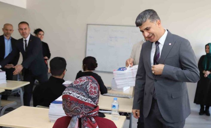 Akdeniz Belediyesinden gençlere kaynak kitap desteği