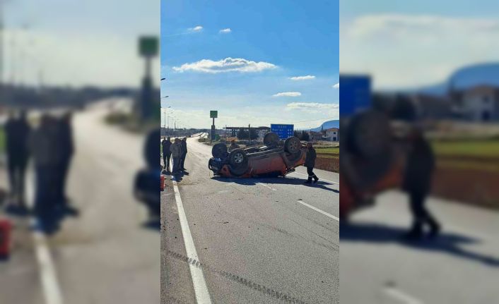 Aksı kırılan pikap takla attı