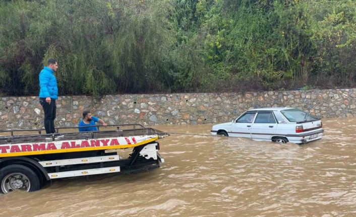 Alanya-Antalya karayolunda araçlar mahsur kaldı