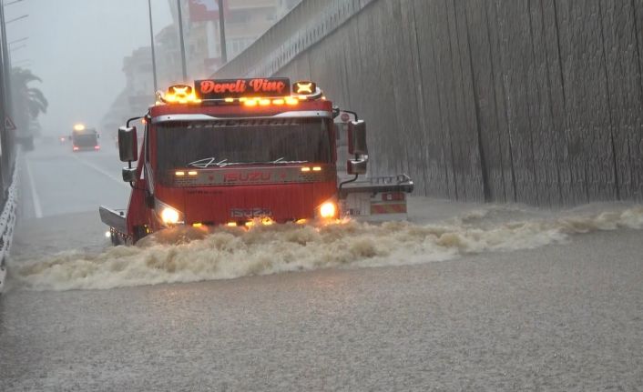 Alanya’da sağanak yağış trafiği felç etti