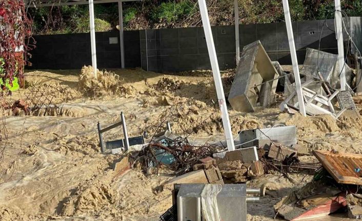 Alanya’da taşan dere 5 yıldızlı otelin sahildeki kafesini yıktı