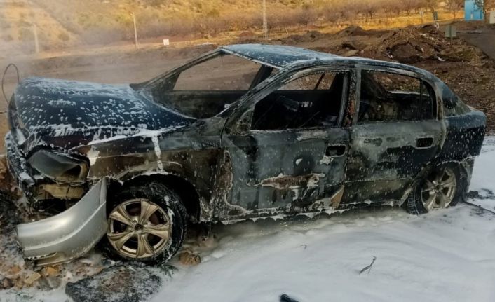 Alev alev yanan otomobil hurdaya döndü