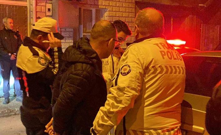 Alkollü sürücü 2 araca çarparak kaçtı, yakalanınca ekiplere zor anlar yaşattı