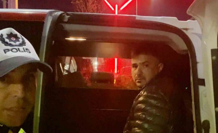 Alkollü sürücü emniyet müdürünün bulunduğu makam aracına çarptı