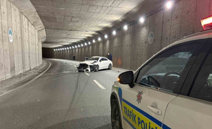 Alkollü sürücünün karıştığı kazada lüks otomobil pert oldu