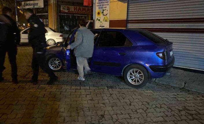 Alkolün etkisi ile araçta sızdı, vatandaşlar hayatından endişe etti