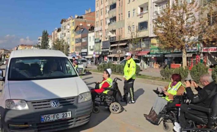 Amasya’da polis, sürücüleri engelli vatandaşlar için durdurdu