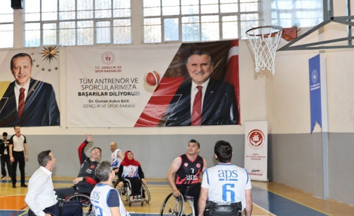 Amasya’da protokol ile ampute basketbol takımı maç yaptı
