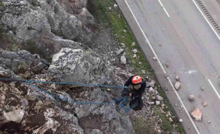 Amasya’da riskli kaya parçaları sökülerek yola düşürüldü, hummalı çalışma dronla görüntülendi