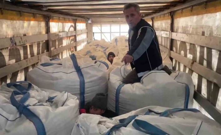 Amasya’da tırda çuvalların arasında 13 kaçak göçmen yakalandı