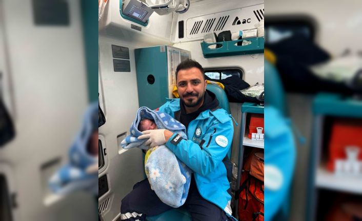 Ambulansta doğum yapan anne bebeğine sağlık personelinin adını verdi