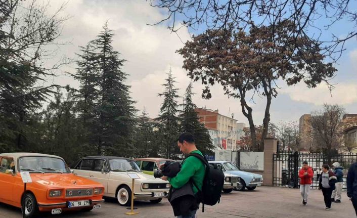 Anadol araçlarının sergilendiği ’Anadol’un Doğuşu Sergisi’ ziyarete açıldı