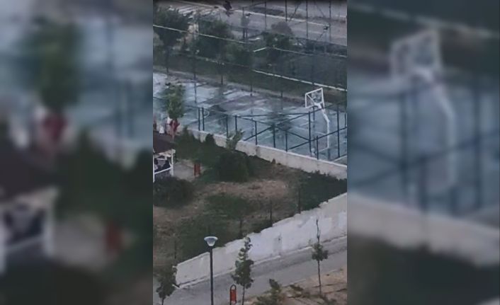 Ankara’da iki kardeşe saldıran pitbullun sahibinin, köpeğini tasmasız ve ağızlıksız gezdirdiği görüntüler ortaya çıktı