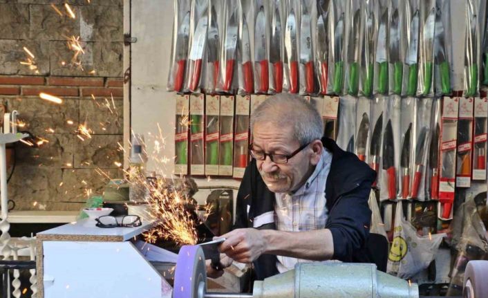 Antalya’da bıçak bileme ustası mesleğini yaşatıyor, 50-60 bin liraya çırak bulamıyor