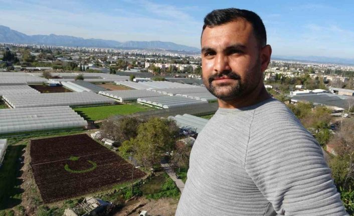 Antalya’da çiftçiler 1,5 dönümlük tarlaya 13 bin marulla Türk bayrağı deseni oluşturdu