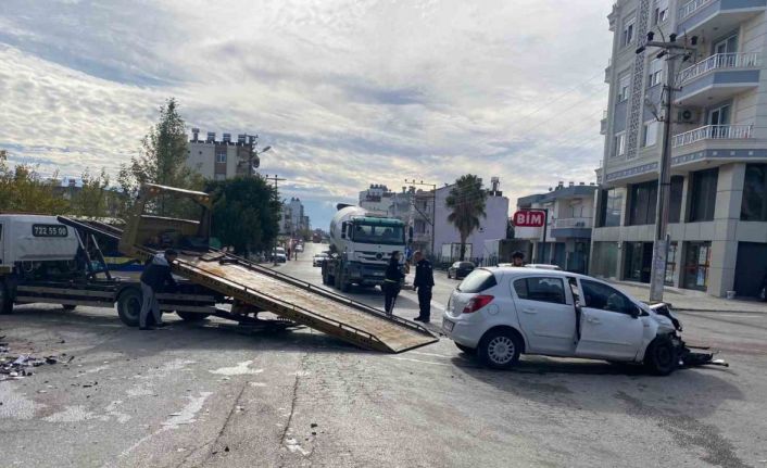 Antalya’da hafif ticari araç ile otomobil kavşakta çarpıştı: 4 yaralı