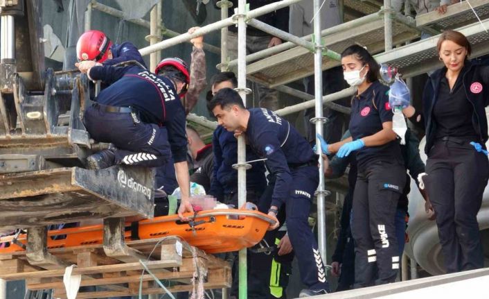 Antalya’da inşaat iskelesinden düşen işçi ağır yaralandı