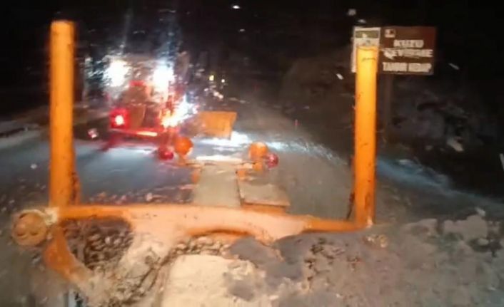 Antalya’da mevsimin ilk karı yağdı, Antalya-Konya karayolu beyaza büründü