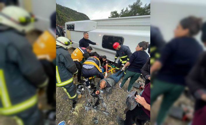Antalya’da midibüs devrildi: 6 yaralı