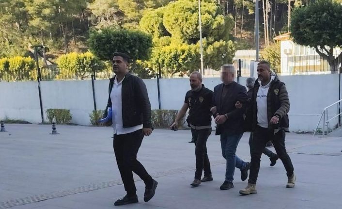 Antalya’da sahibi olduğu markette tartıştığı 2 kişiyi öldüren cinayet zanlısı adliyeye sevk edildi