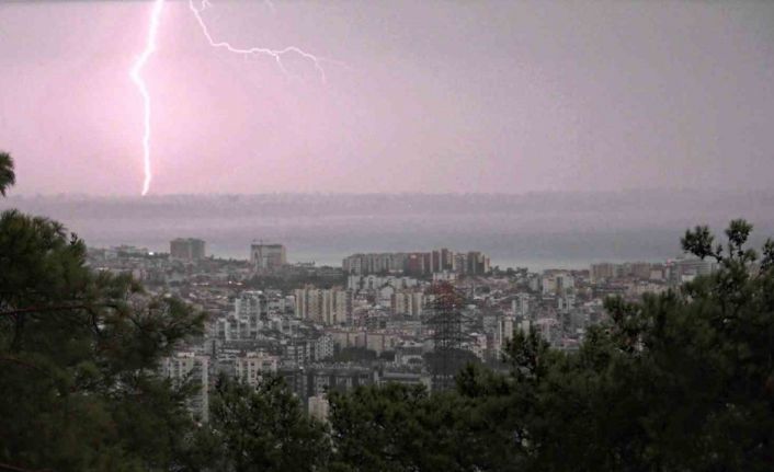 Antalya’da şiddetli yağış etkili oldu, şimşekler görsel şölen oluşturdu
