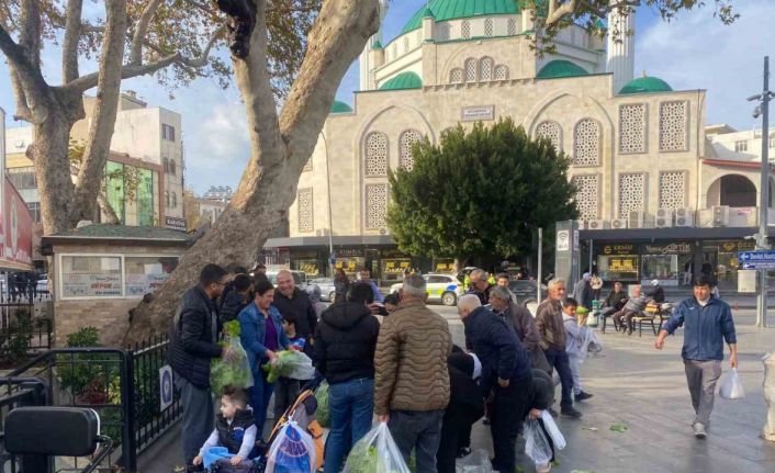 Antalyalı çiftçi ürünlerin çöpe dökülmesine tepki olarak 200 marulu ücretsiz dağıttı