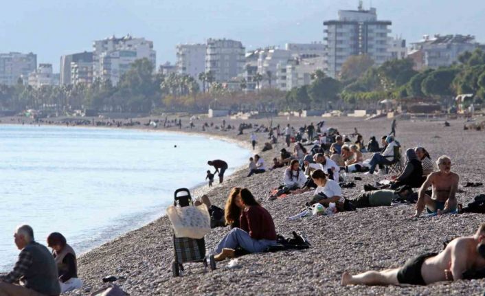 Antalya’nın gecesi kış, gündüzü yaz: "Akşam soba yaktık, gündüz güneşleniyoruz"