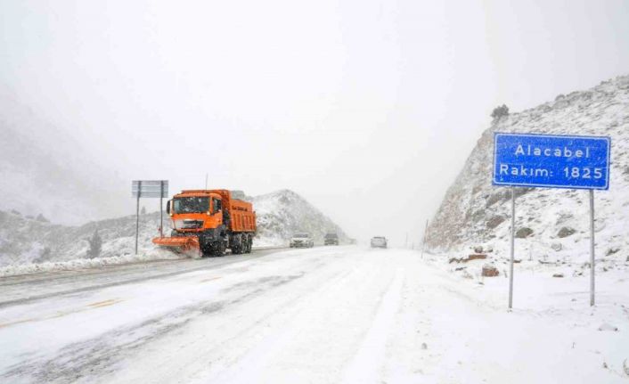 Antalya’ya kar yağışı aralıklarla devam ediyor