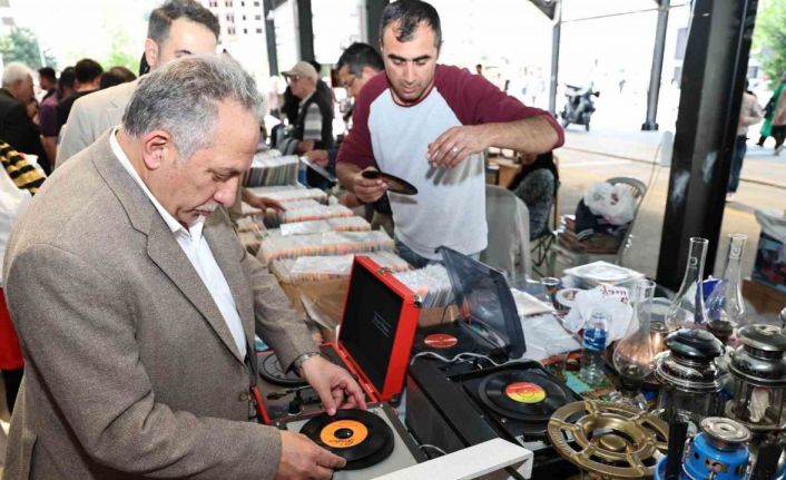 Antikacılar kendi yerinde kendi gününde