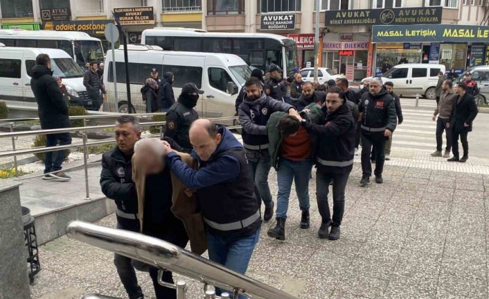 Aracını satmak isteyen vatandaşları milyonlarca lira dolandıran şebekeye 5 ilde operasyon: 14 gözaltı