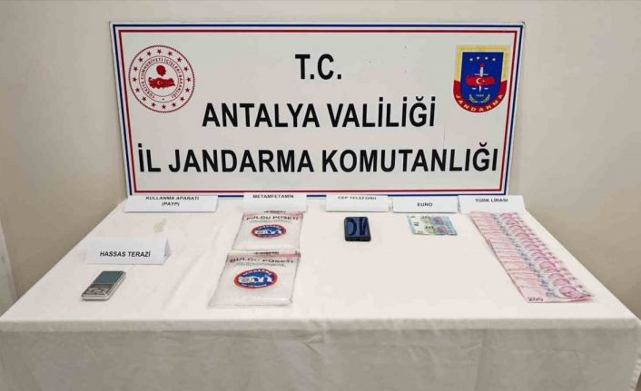 Araçta yapılan aramada 1 kilo 185 gram metamfetamin ele geçirdi
