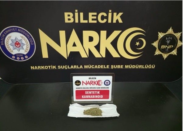 Aranan şahıs üzerinde uyuşturucuyla yakalandı